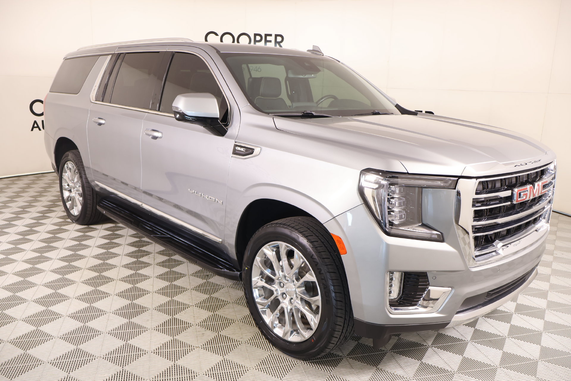 Used 2024 GMC Yukon XL SLT w/ SLT Luxury Package AWD/4WD image 1