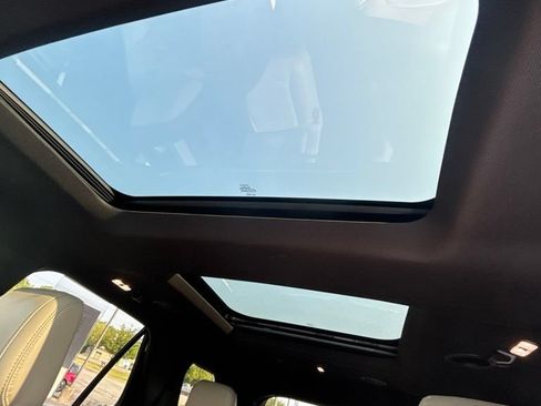 Used 2018 Ford Explorer XLT w/ Equipment Group 202A AWD/4WD image 17
