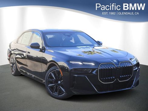 Used 2026 BMW 750e xDrive w/ Premium Package AWD/4WD image 1