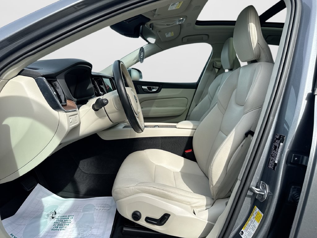 Used 2021 Volvo XC60 T5 Momentum w/ Premium Package AWD/4WD image 18