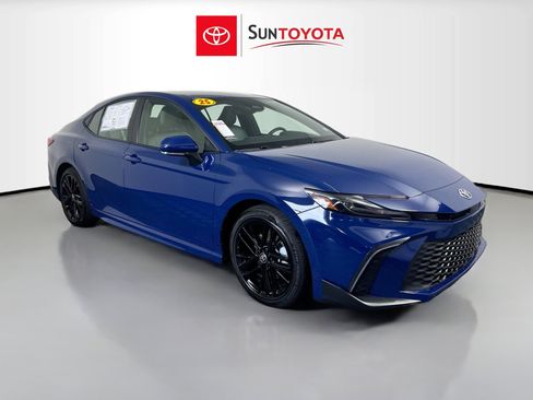 Used 2025 Toyota Camry SE image 1