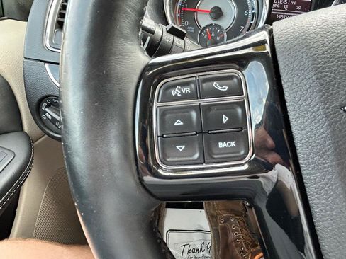 Used 2014 Chrysler Town & Country Touring-L FWD image 17