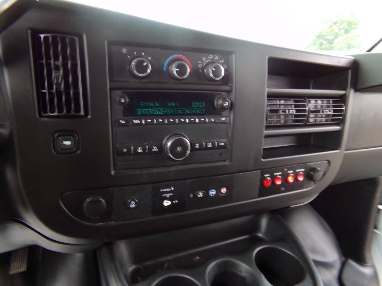 Used 2015 Chevrolet Express 2500 RWD image 28