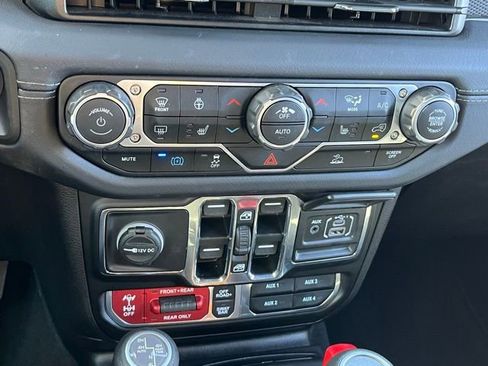 Used 2025 Jeep Wrangler Unlimited Rubicon 4xe w/ Convenience Group AWD/4WD image 21
