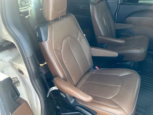 Used 2017 Chrysler Pacifica Limited FWD image 24