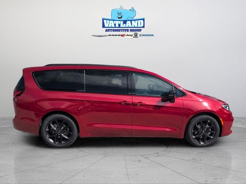 New 2026 Chrysler Pacifica Limited w/ S Appearance Package image 5