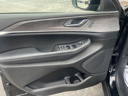 Used 2023 Jeep Grand Cherokee Limited w/ Black Appearance Package image 9