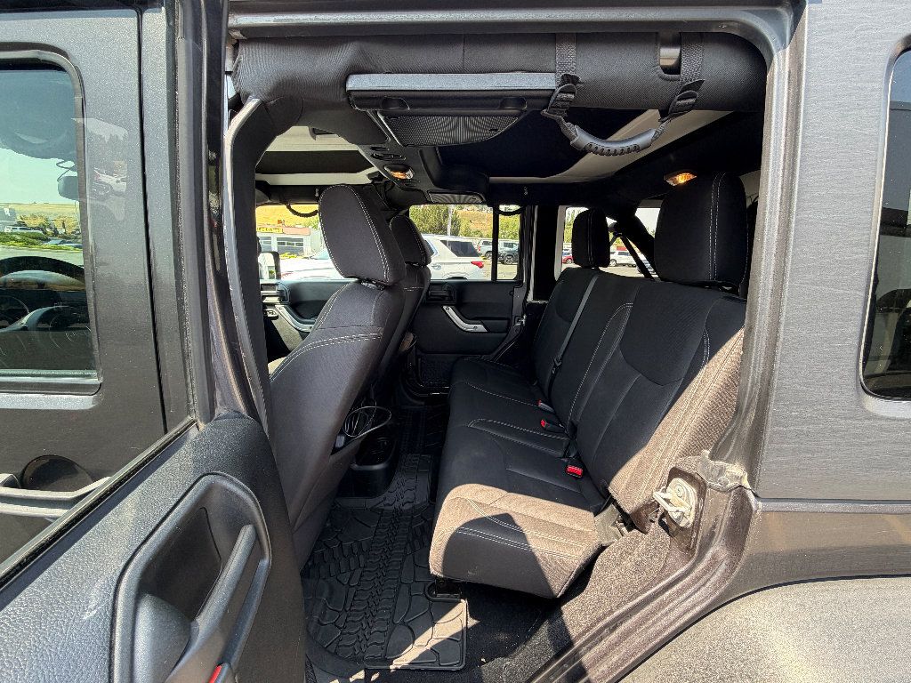 Used 2017 Jeep Wrangler Unlimited Rubicon AWD/4WD image 3