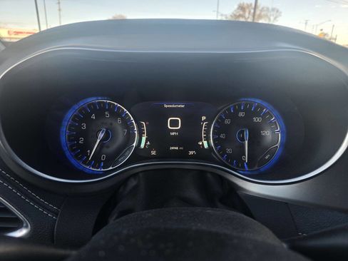 Used 2023 Chrysler Pacifica Limited w/ S Appearance Package image 13