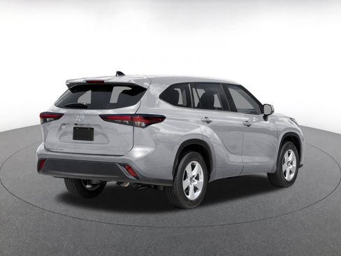 Used 2025 Toyota Highlander LE FWD image 8