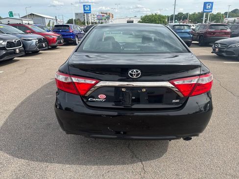 Used 2017 Toyota Camry SE w/ Moonroof Package FWD image 6