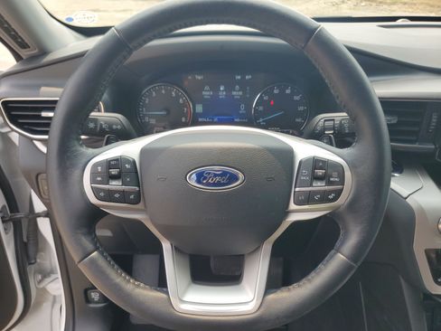 Used 2021 Ford Explorer XLT w/ Equipment Group 202A AWD/4WD image 14