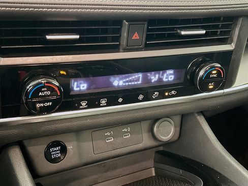 Used 2025 Nissan Rogue SV AWD/4WD image 23