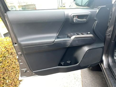 Used 2018 Toyota Tacoma TRD Sport AWD/4WD image 16