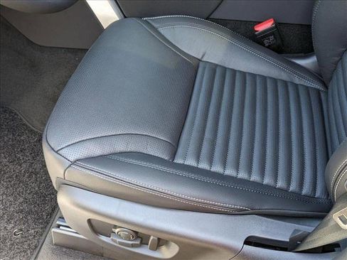 New 2025 Land Rover Discovery Dynamic SE image 4