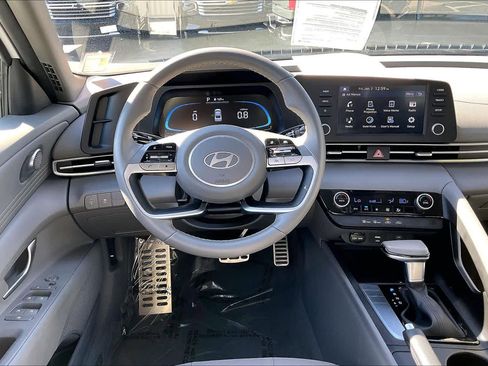 Used 2025 Hyundai Elantra Sport image 5