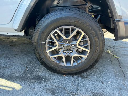 Used 2025 Jeep Wrangler Sahara image 25