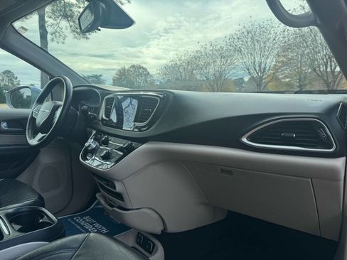 Used 2017 Chrysler Pacifica Touring-L image 21