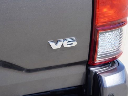 Used 2018 Toyota Tacoma TRD Sport w/ Technology Package image 14