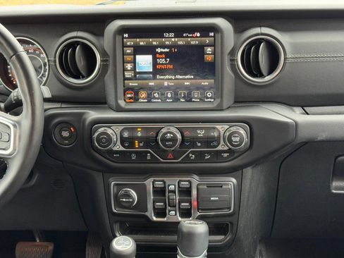 Used 2020 Jeep Wrangler Unlimited Sahara image 13