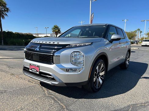 New 2025 Mitsubishi Outlander SE image 3