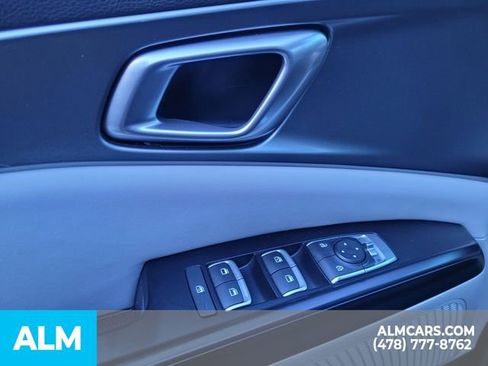 Used 2023 Kia Carnival LX image 19