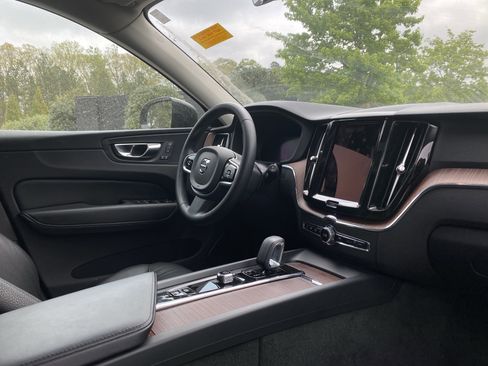 Used 2024 Volvo XC60 B5 Plus image 6