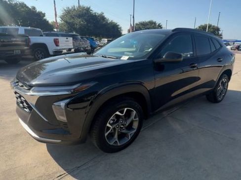 Used 2025 Chevrolet Trax LT FWD image 4