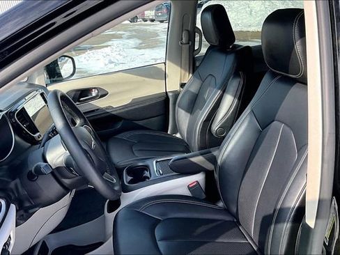 Used 2024 Chrysler Pacifica Touring-L FWD image 25