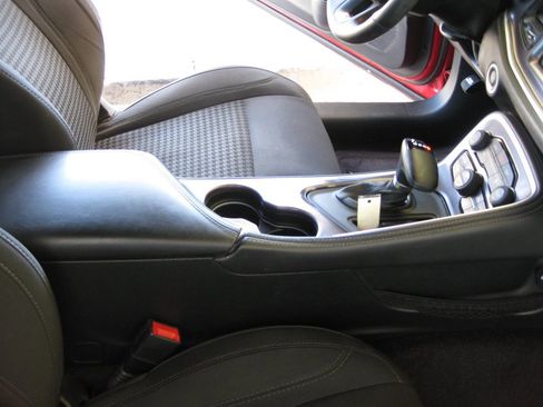 Used 2017 Dodge Challenger SXT image 27