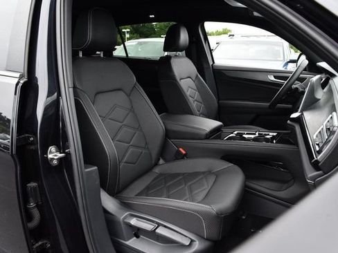 Used 2025 Volkswagen Atlas Cross Sport SE w/ Panoramic Sunroof Package FWD image 20