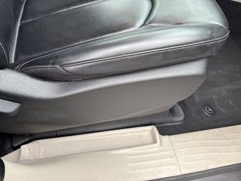 Used 2023 Chrysler Pacifica Touring-L image 39