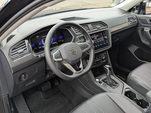 Certified 2024 Volkswagen Tiguan SE image 12