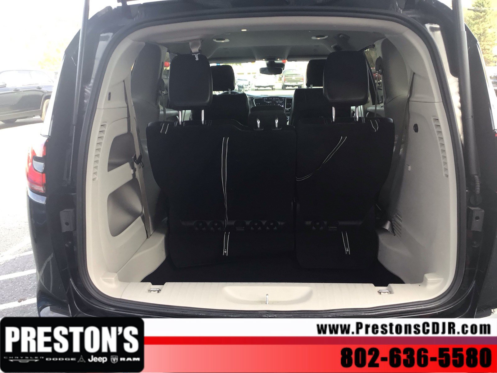 Used 2024 Chrysler Pacifica Touring-L FWD image 5