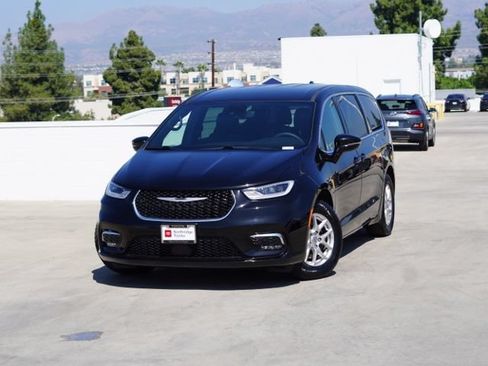 Used 2025 Chrysler Pacifica Select FWD image 5