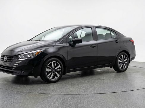 Used 2025 Nissan Versa SV image 3