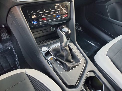 New 2025 Volkswagen Taos SE image 10