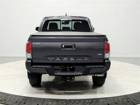 Used 2022 Toyota Tacoma TRD Sport image 6