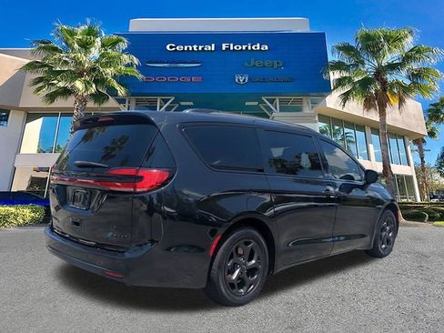 Used 2021 Chrysler Pacifica Touring-L w/ Uconnect Theater Family Group FWD image 5
