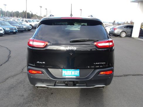 Used 2018 Jeep Cherokee Limited w/ Trailer Tow Group AWD/4WD image 4