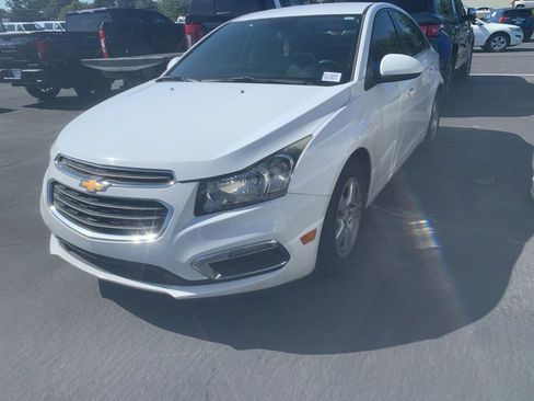 Used 2015 Chevrolet Cruze LT w/ Technology Package FWD image 4