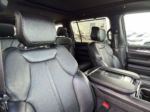 Used 2023 Jeep Wagoneer 4WD w/ Premium Group I image 32