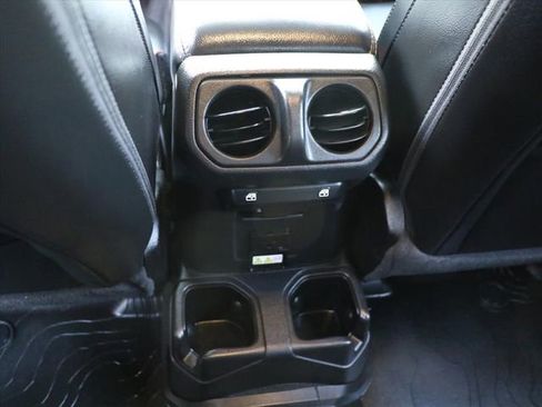 Used 2022 Jeep Gladiator Overland image 18