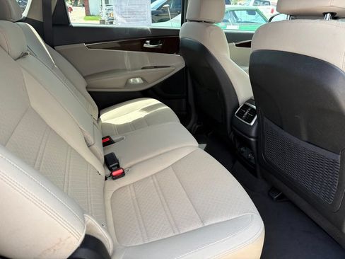 Used 2018 Kia Sorento FWD image 8