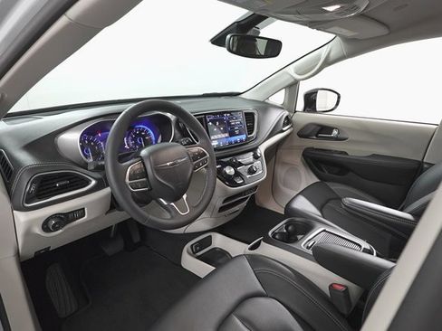 Used 2024 Chrysler Pacifica Touring-L image 12