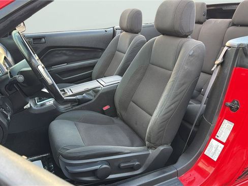 Used 2013 Ford Mustang Convertible RWD image 17