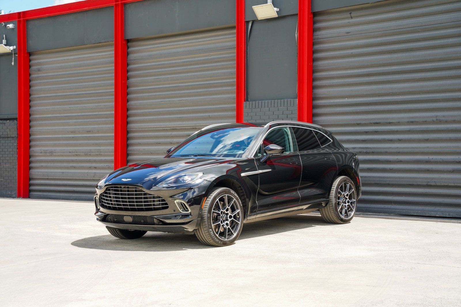 Used 2021 Aston Martin DBX AWD/4WD image 1