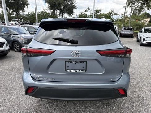 Used 2023 Toyota Highlander XLE FWD image 3