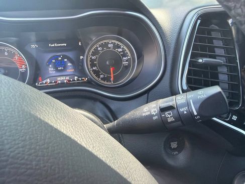 Used 2019 Jeep Cherokee Limited AWD/4WD image 35