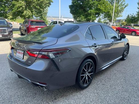 Used 2024 Toyota Camry SE image 3